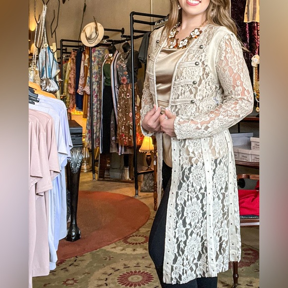 Lace colonial style jacket - Picture 2 of 2